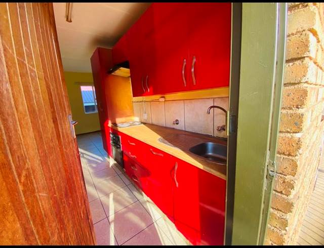 2 BEDROOM PROPERTY TO RENT IN KEMPTON PARK CENTRAL